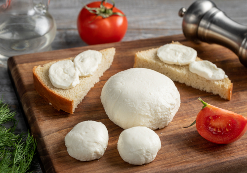 Pracownik produkcji sera mozzarella